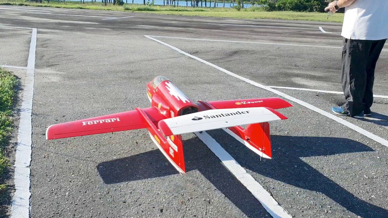 Comandante Dem&eacute;trio pilotando seu Jato Boomerang