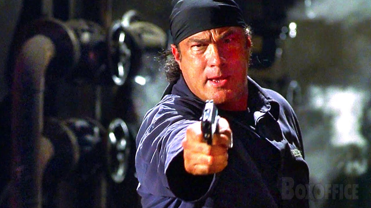A Steven Seagal solo le queda una bala, un cigarro y gasolina | Medio muerto | Clip en Espa&ntilde;ol