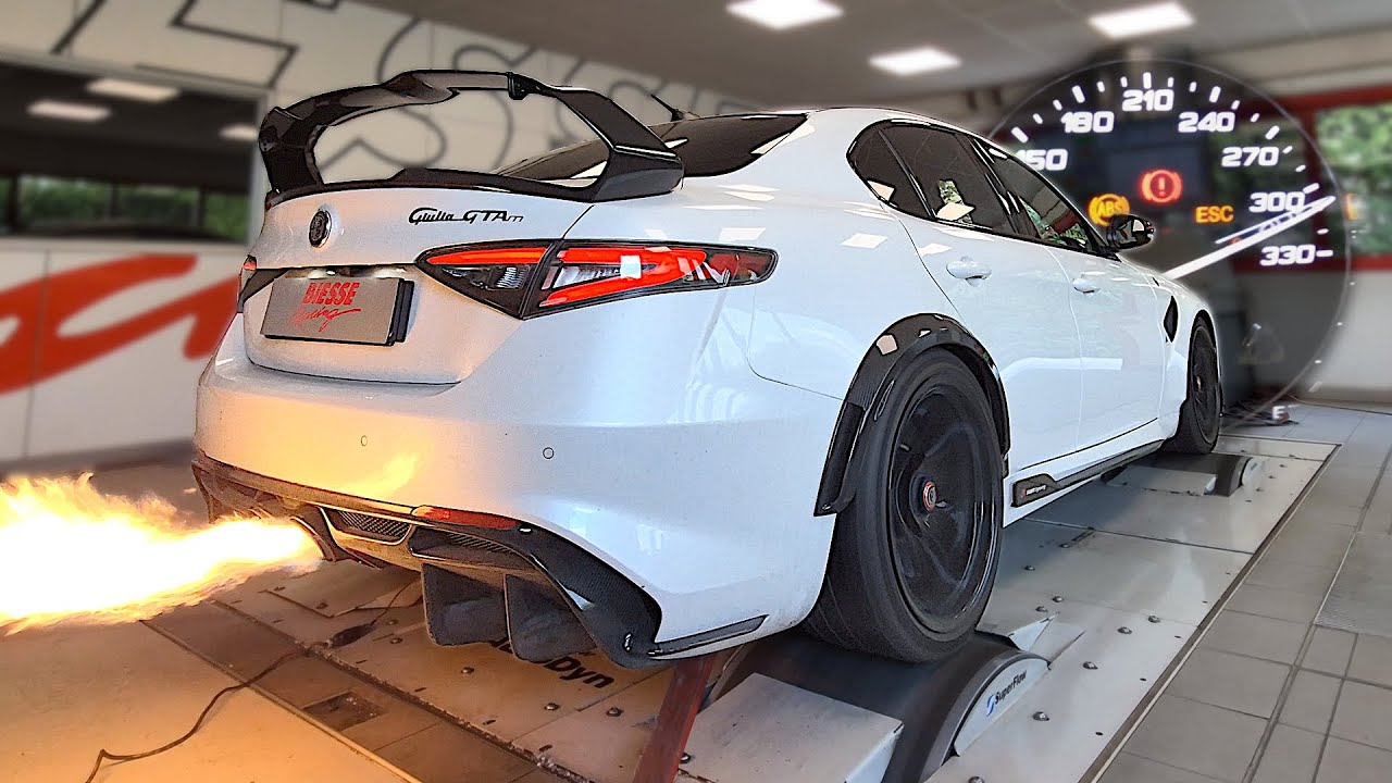 Decatted Alfa Romeo Giulia GTAm shooting MASSIVE Flames on the DYNO | 300+km/h dyno pulls & sound!