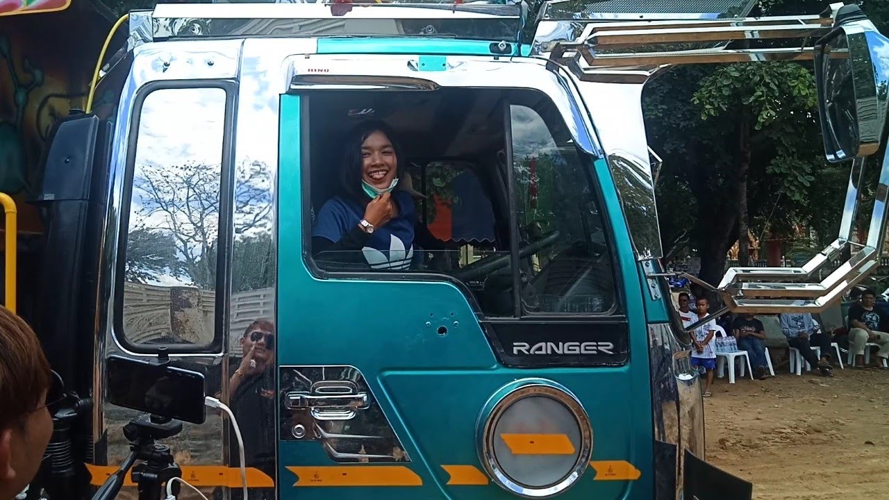 น้องมุกโคตรลั่น!! ขับหกล้อเททรายงานบุญบุรีรัมย์ ดังหูแตกแค่ไหนมาฟังกัน dump trucks