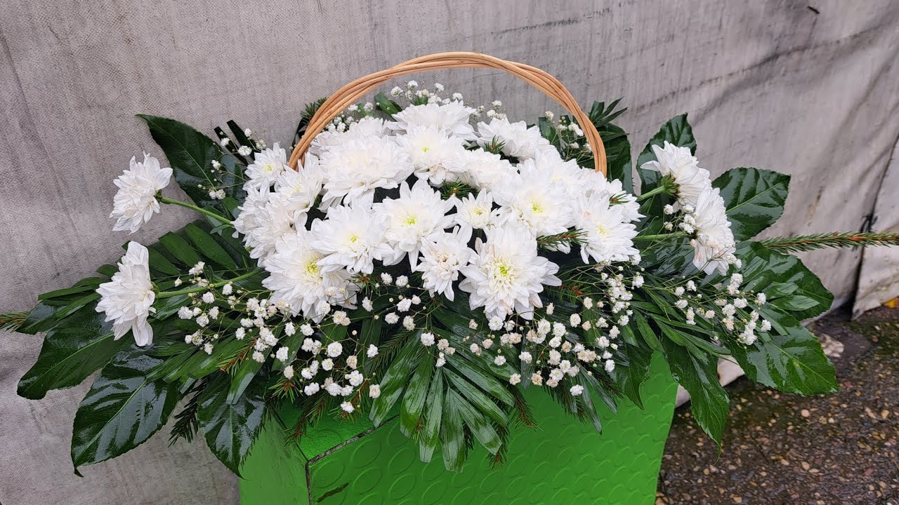 Ритуальная корзинка из хризантем