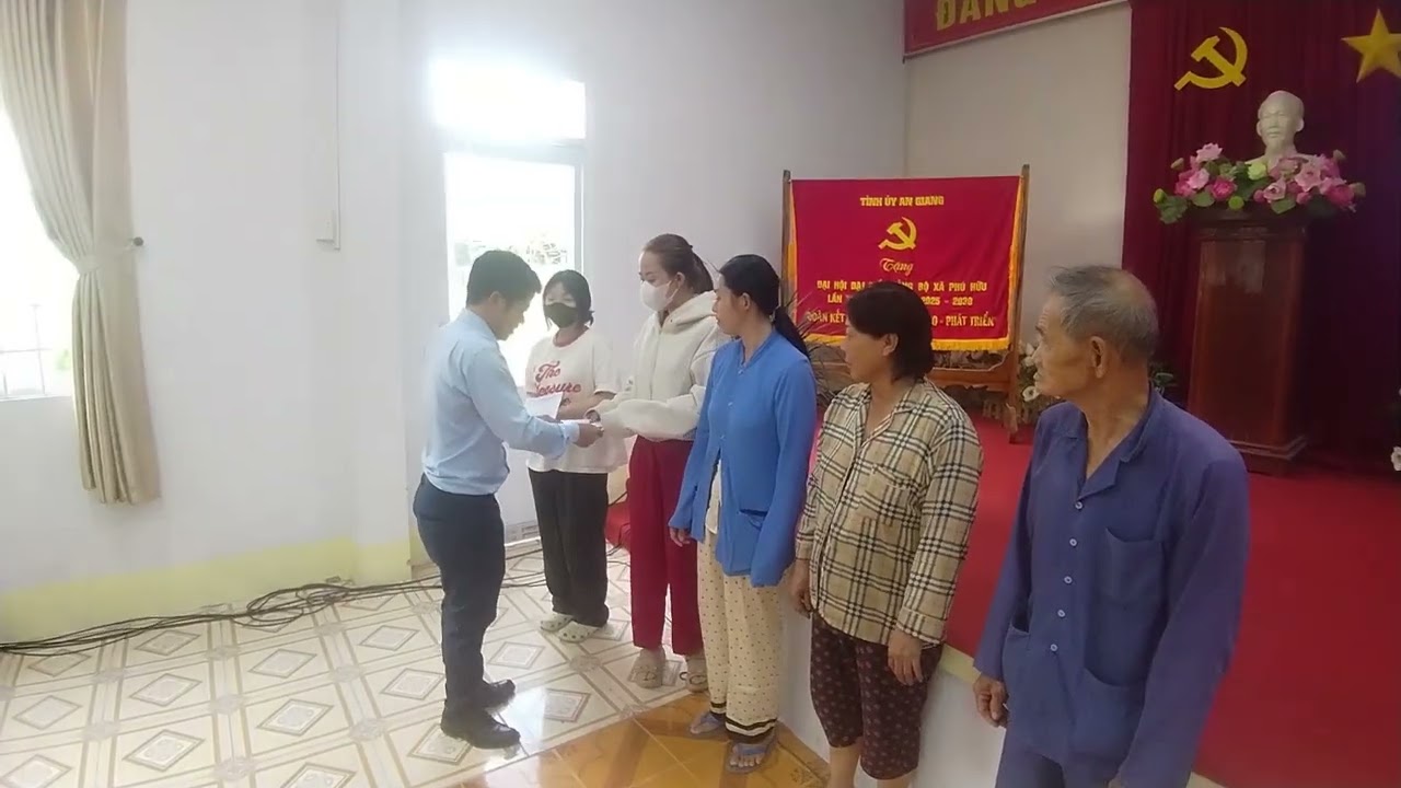 Phú Hữu trao tặng quà Tết cho hộ nghèo, hộ cận nghèo, hộ có hoàn cảnh khó khăn