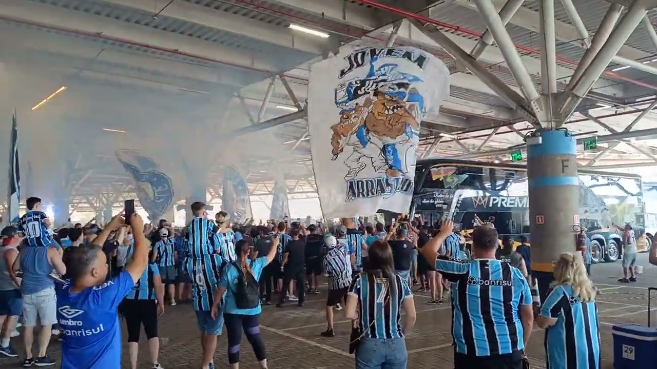 🔵⚪⚫ Festa da torcida gremista no recebimento do ônibus do time
