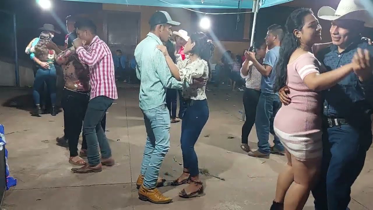 y seguimos bailando cumbia al ritmo de la sonora quetzal