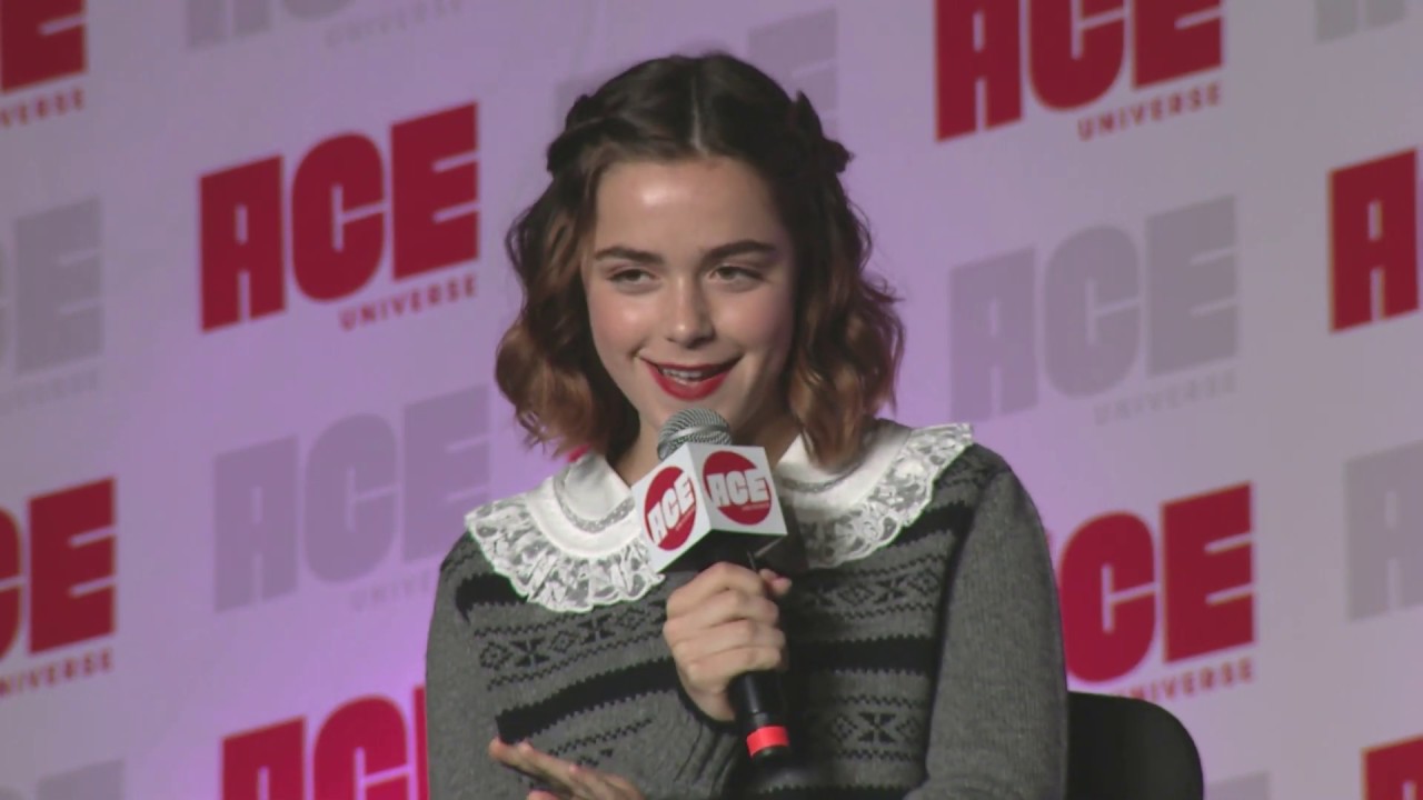 Kiernan Shipka & Ross Lynch at ACE Comic Con Midwest 2019
