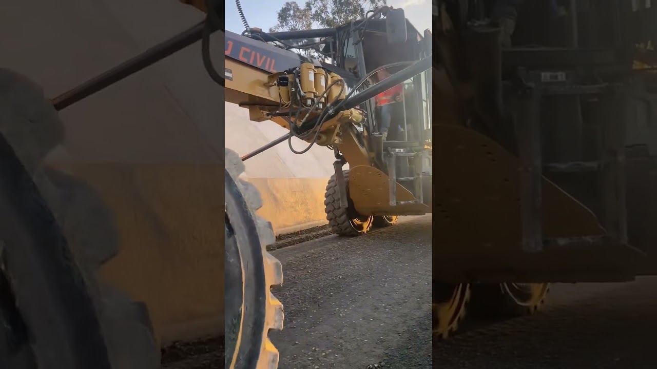 Watch this 140M Caterpillar Grader do Unbelievably Precise Moves