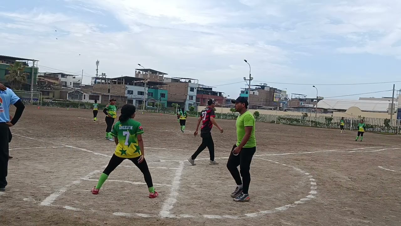el encargado dela liga el renacer..aparte q kiere árbitra.es entrenador dlos equipos competidores🤣Xd