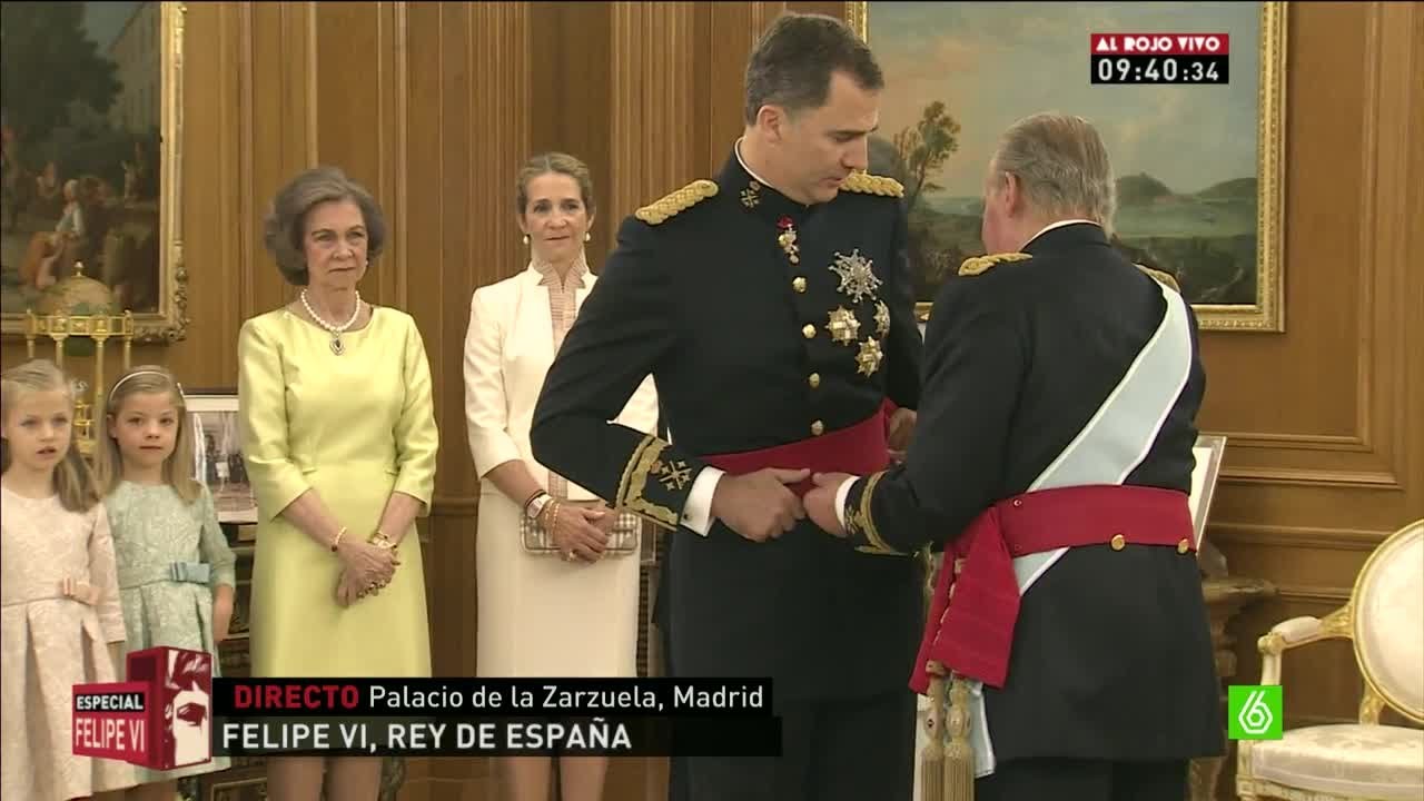 Don Juan Carlos coloca el fajín de capitán general a Felipe VI