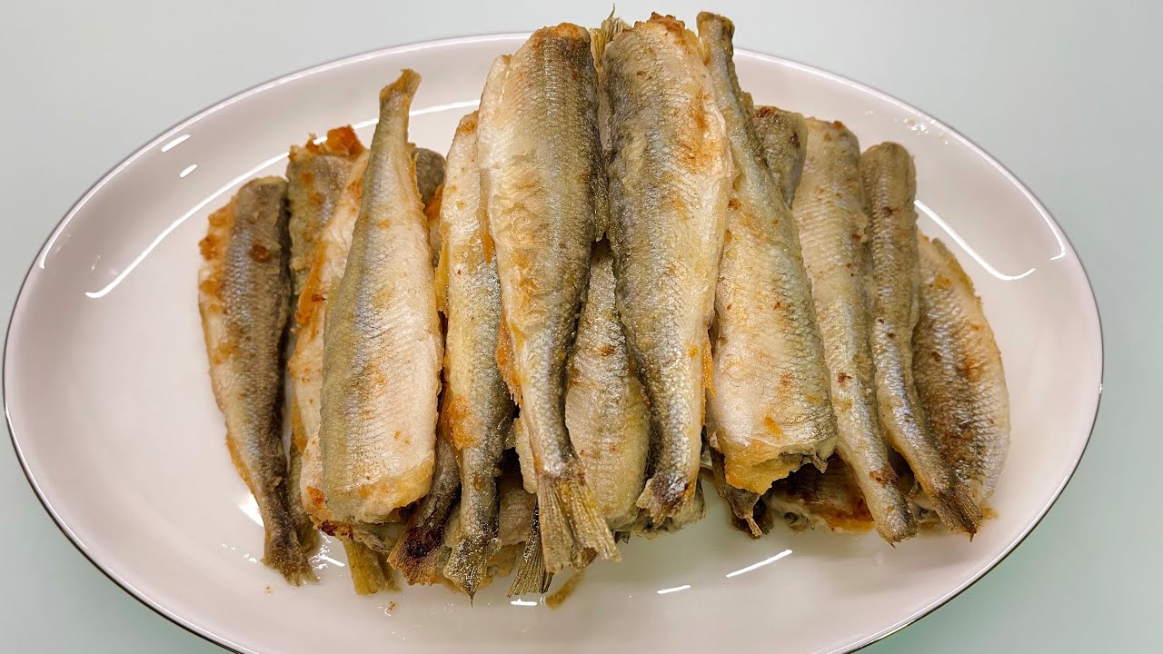 Жареная корюшка, хрустящая да сладкая! Секрет быстрой панировки в муке.