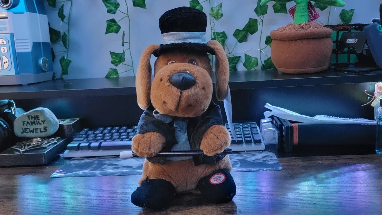 Beverly Hills Teddy Bear Co 2004 Animated Stage Hound 