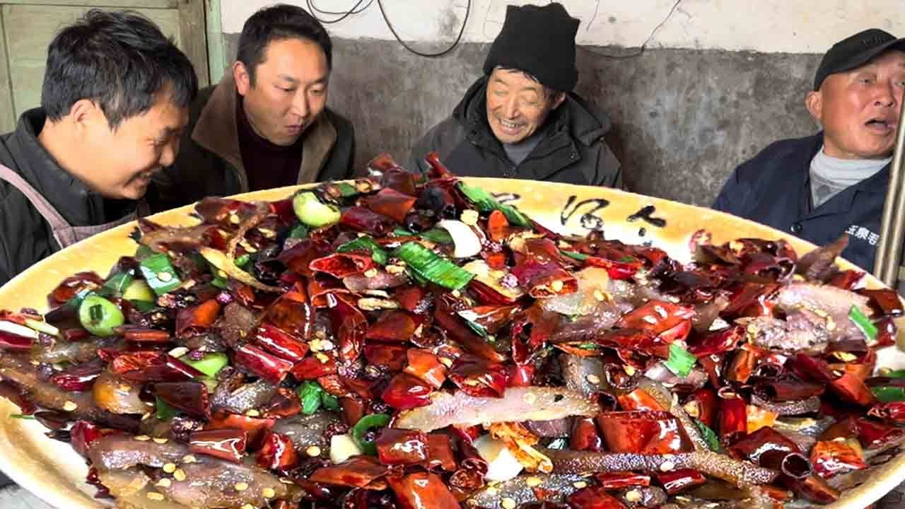 老二給大哥當豬頭，富有嚼勁太香了，一個頭做四個菜太香了！【鐵鍋視頻】
