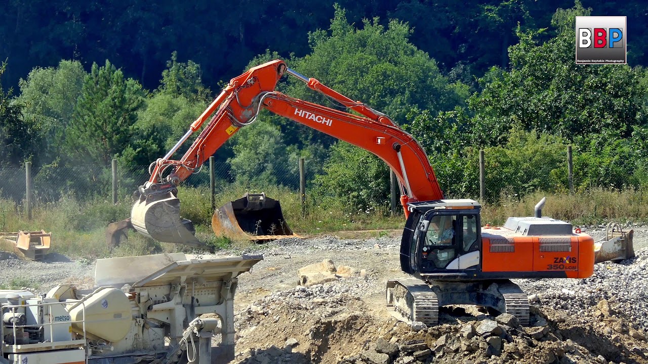 HITACHI ZAXIS 350 LCN Fills Crusher / Bef&uuml;llt Brecher, Quarry / Steinbruch, Germany, 2018.