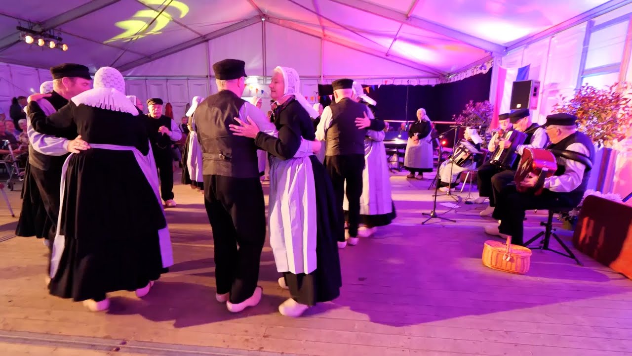 Concert voor de Vrijheid – Folkl. Dansgroep Wi’j eren ‘t Olde – museum Smedekinck in Zelhem.