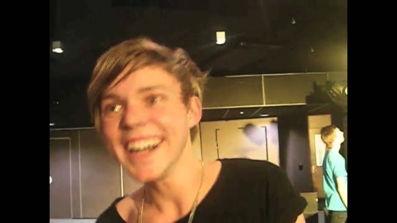 ASHTON IRWIN CUTE MOMENTS #1