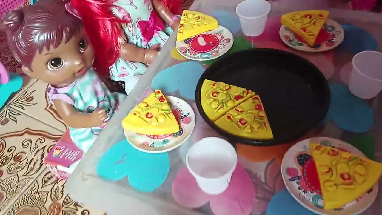 BOMBOM, MARIE, BELA  E BIANCA ESTÃO COMENDO  PIZZA🍕 .