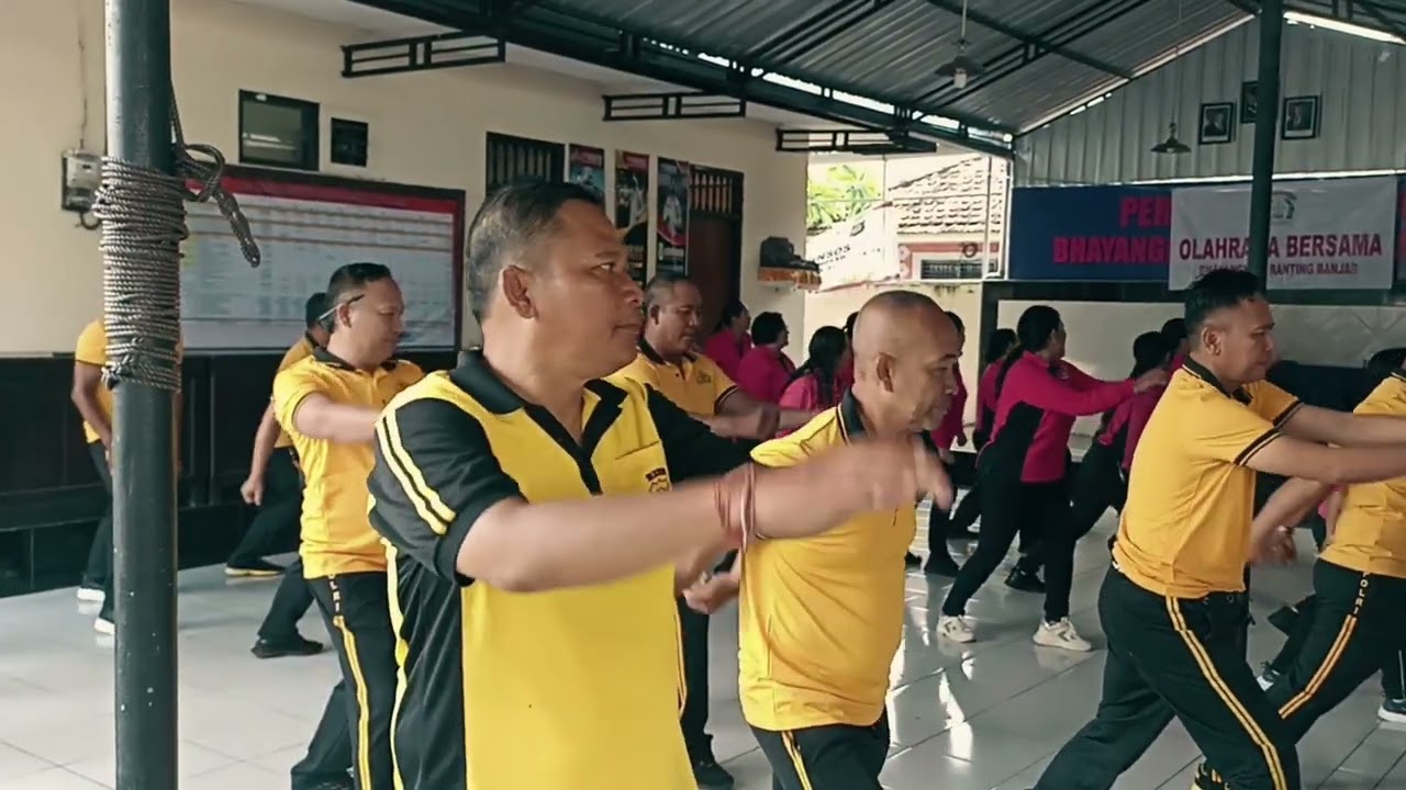 Sabtu Sehat! Personel Polsek Banjar dan Bhayangkari Gelar Olahraga Bersama
