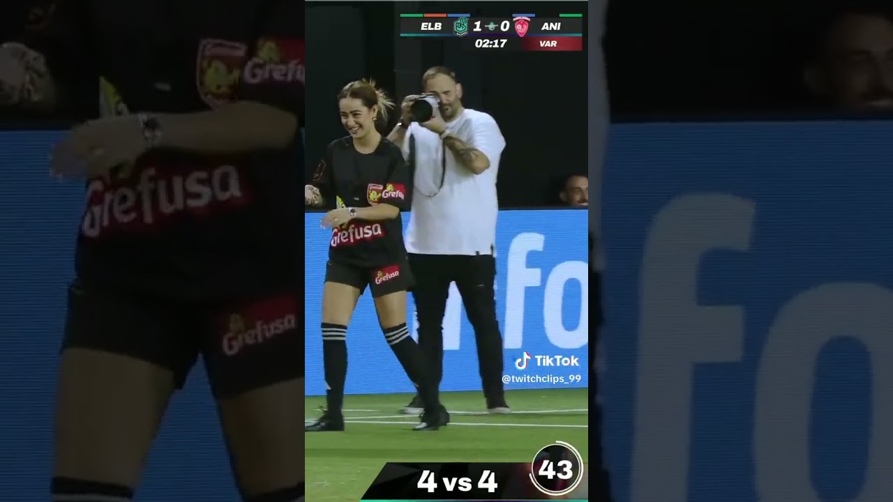 Marina Rivers hace de Arbitra en la Kings Lesgue⚽️#marinarivers #rivers #arbitro #kingsleague