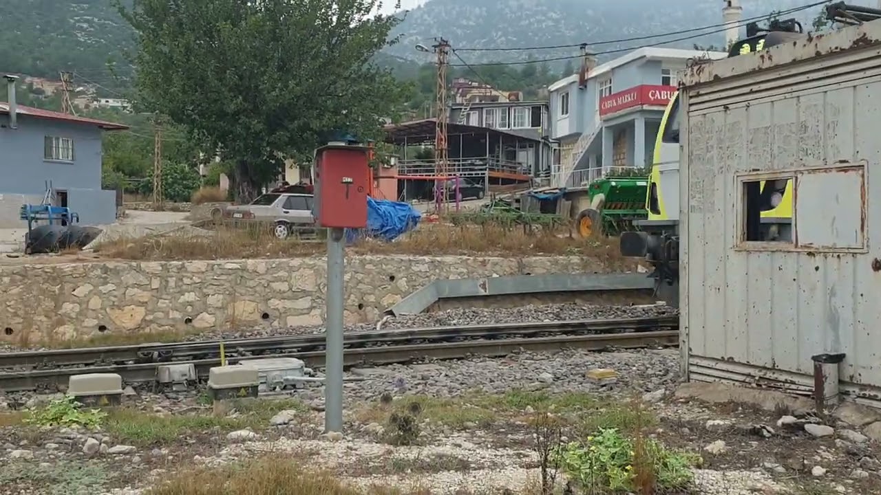E 68 079 e 43 024 e 68 069 Hacıkırı tren istasyonundan kalkıyor 
