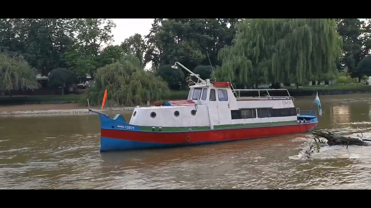 Elszabadult egy kisebb hajó a Rába folyón Győrben. 🙆‍♀️😳 ( 2024 06. 15. )