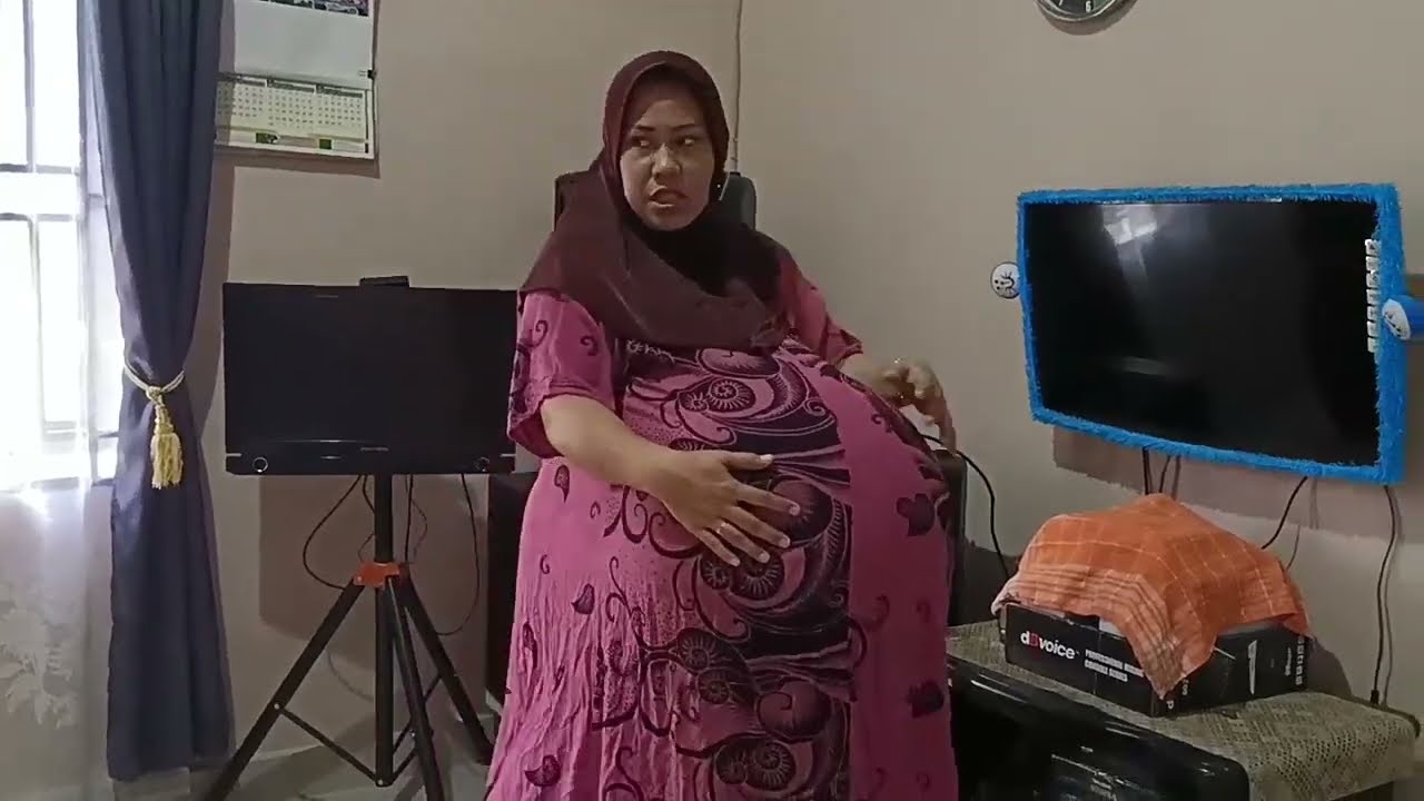 Aneehh..!! Mama hamil tua mendadak kontraksi melahirkan didalam  keranjang 