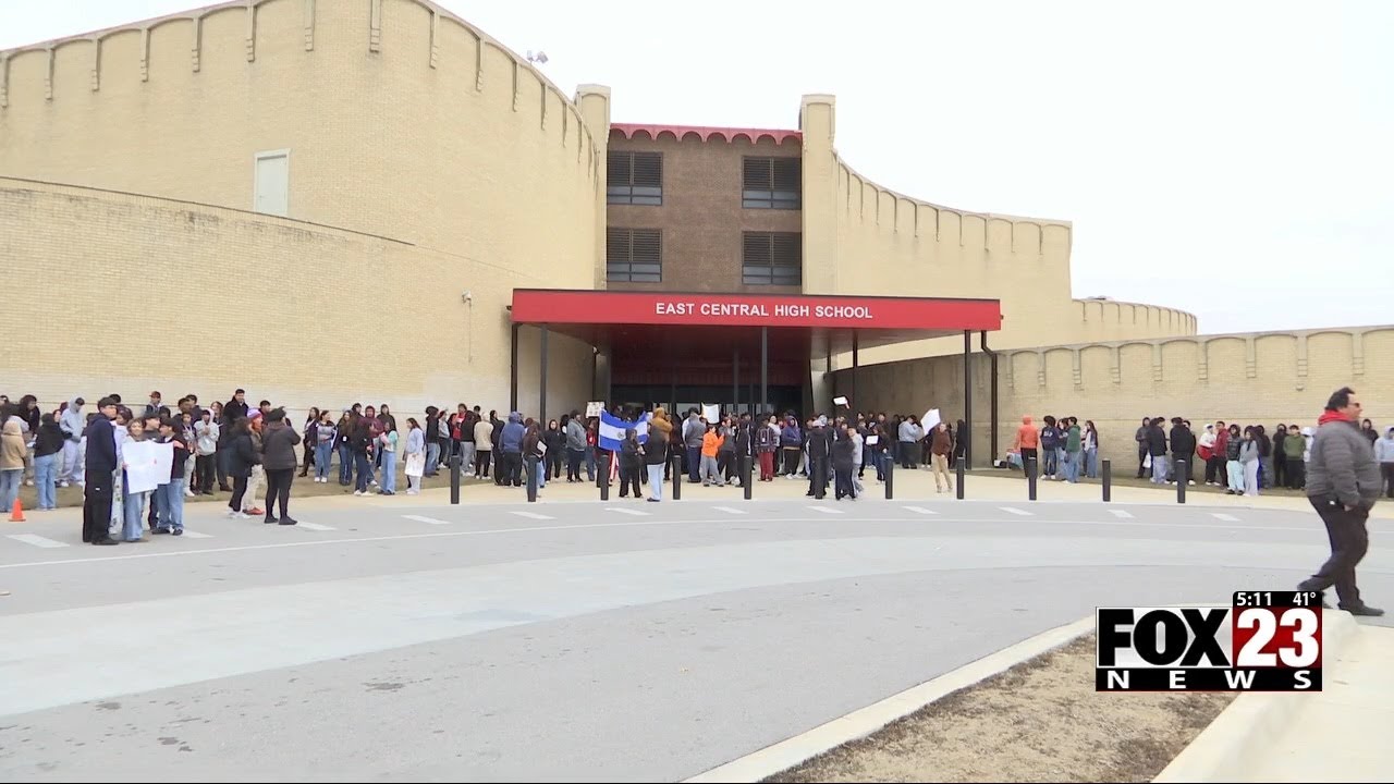 Видео: Ученики старшей школы East Central вышли на протест против запретов на иммиграцию