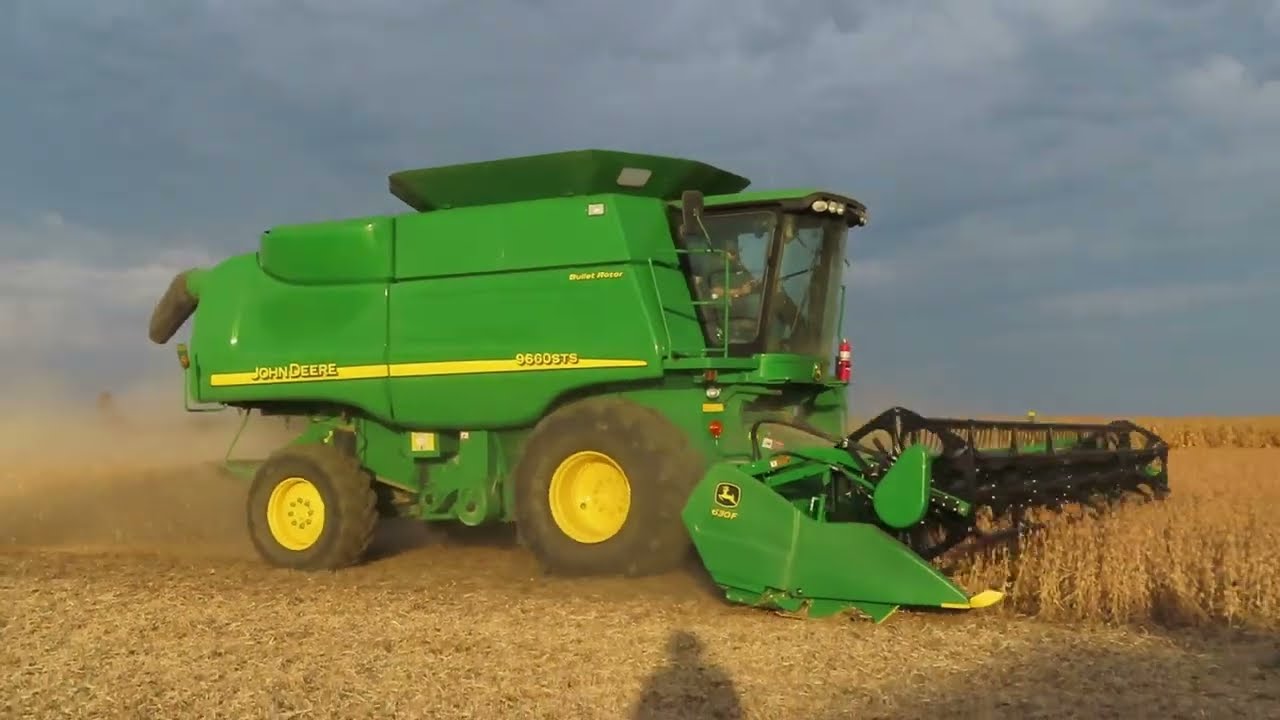 Old is still Gold! | John Deere 9660 STS Harvesting Soy Beans