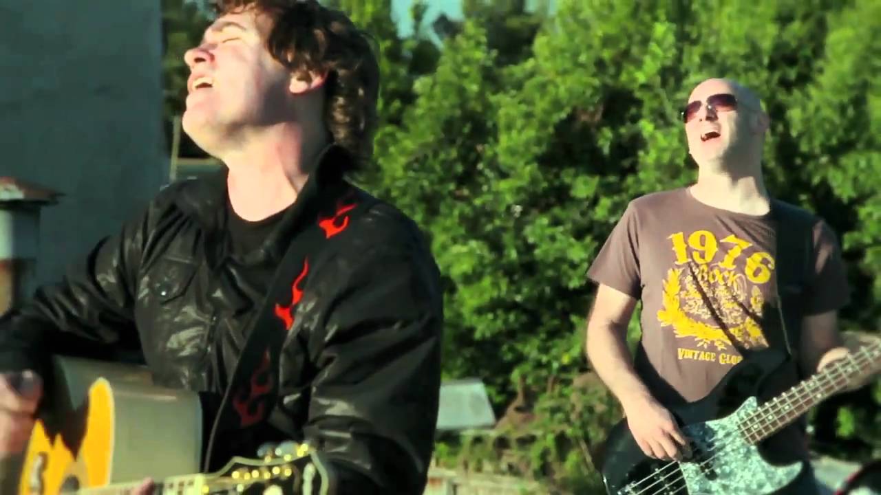 Ella es tan cargosa - Por entre los techos (video oficial) HD