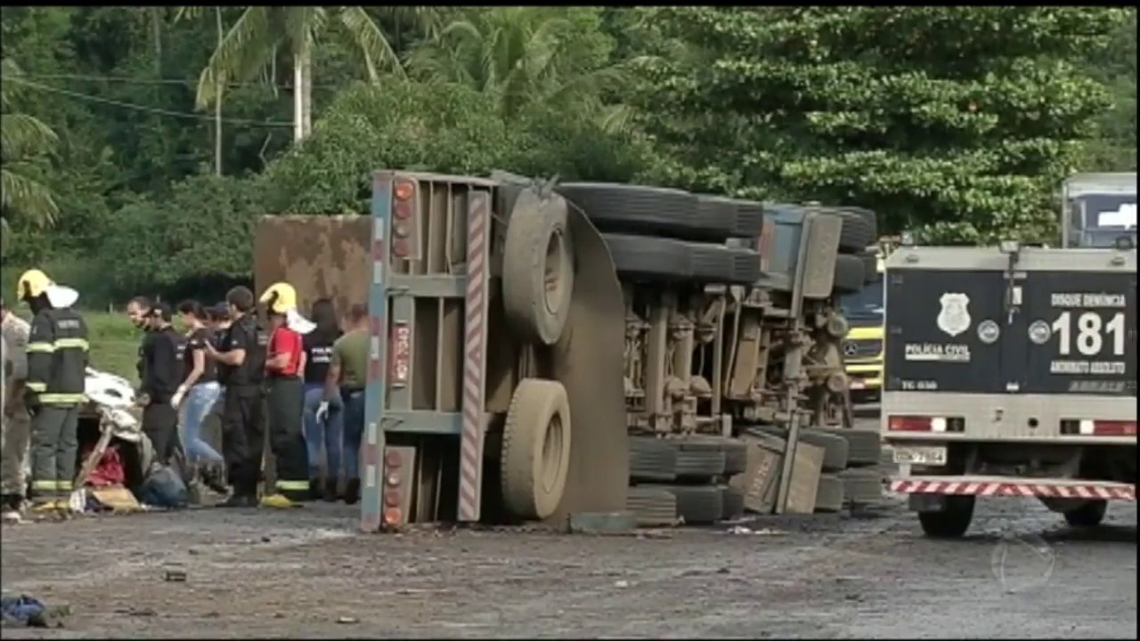Caminhão invade a contramão e provoca acidente com 21 mortos no Espírito Santo