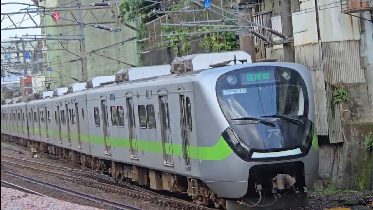4152次楊梅發車經由宜蘭線開往福隆的銀綠色微笑號EMU900型十輛一編組EMU921區間車