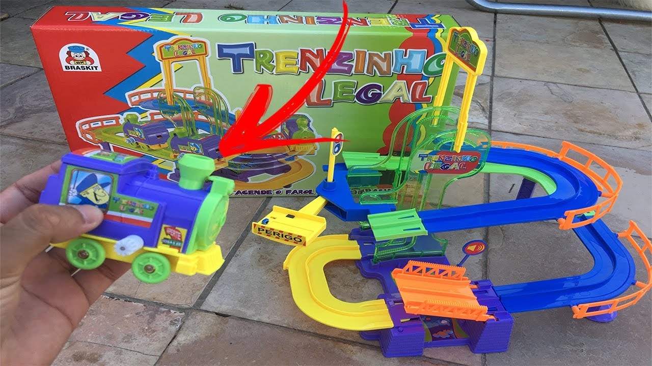 O TREM MAIS MALUCO DA LOJA DE BRINQUEDOS. DÁ CAMBALHOTA E ANDA NA PISTA SUPER COLORIDA!