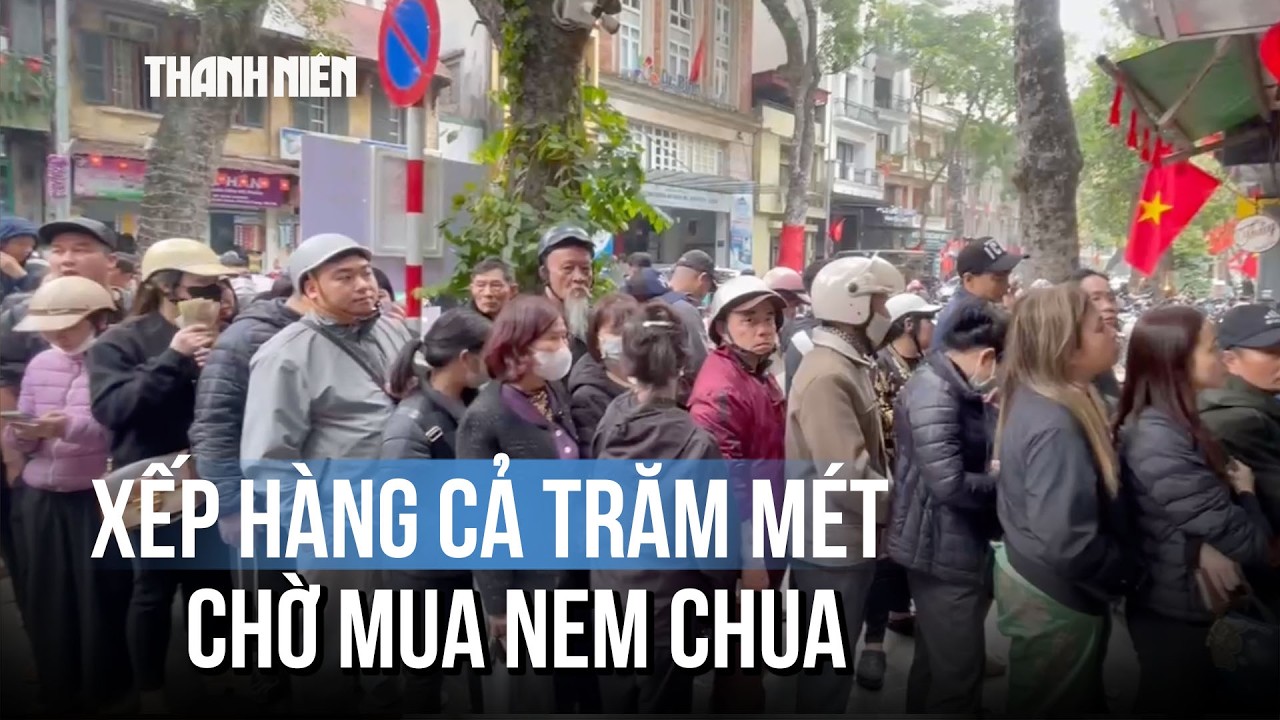Hà Nội: Người dân xếp hàng dài cả trăm mét chờ mua nem chua về ăn Tết