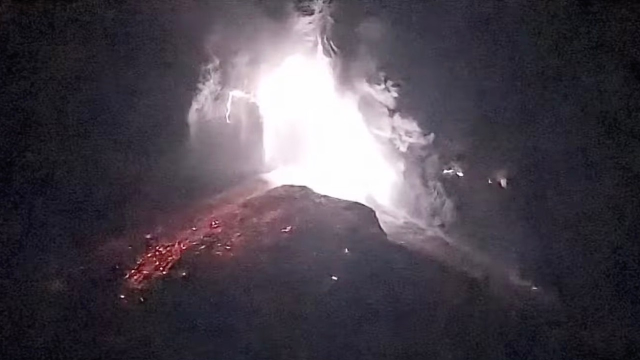 Volcanic Lightning Spotted as Kanlaon Volcano Erupts in the Philippines (Feb 26, 2026)