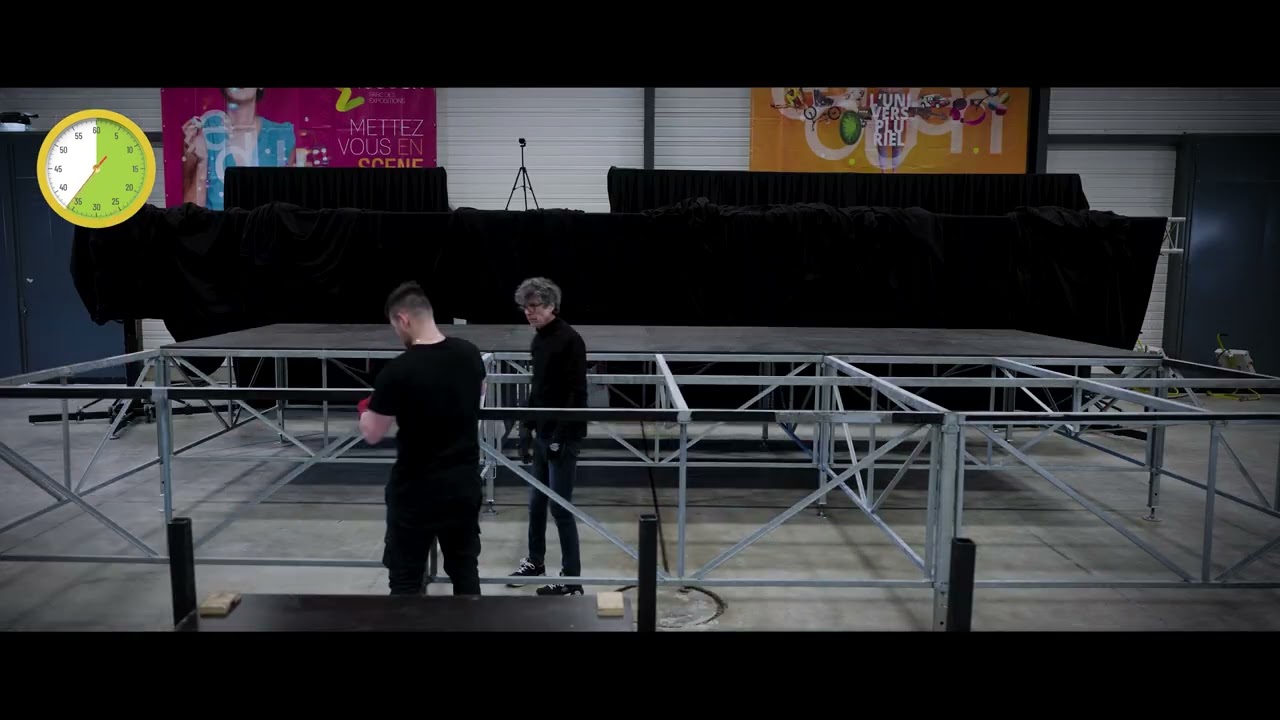 Montage d'une sc&egrave;ne au Parc des Expositions