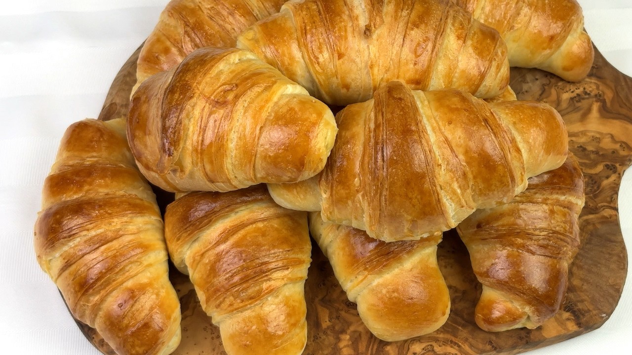 Croissant-Style Dinner Rolls 🥐 Crunchy Outside, Soft Inside