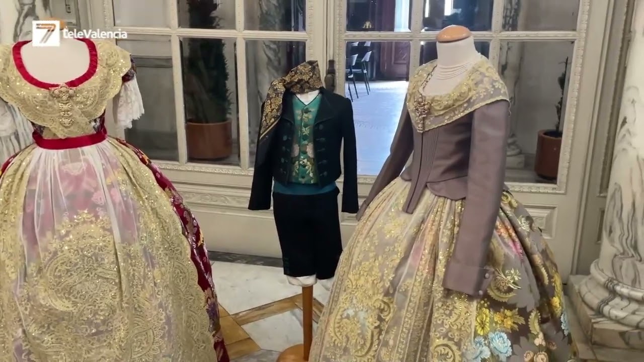 El salón de Cristal del Ayuntamiento de Valencia acoge una exposición de joyas de indumentaria