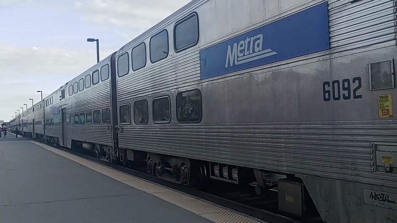 Outbound Metra 633 at Des Plaines, IL