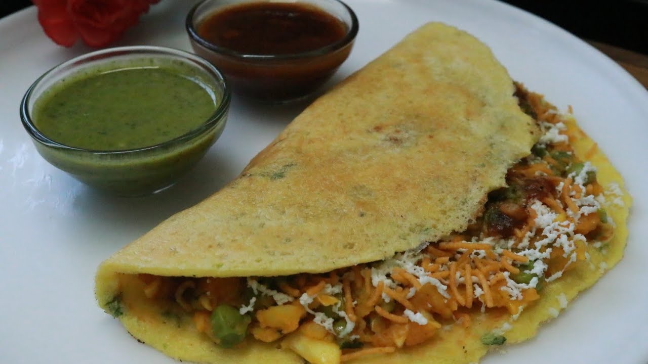 जब मन करे कुछ चटपटाऔर टेस्टी खाने का तो try करें Street Style Mung Dal Cheela(High Protein snack)