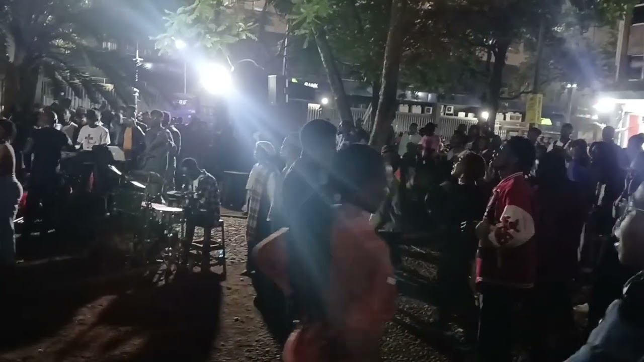 В пятницу вечером в Найроби прошли уличные богослужения среди совершенно незнакомых людей.