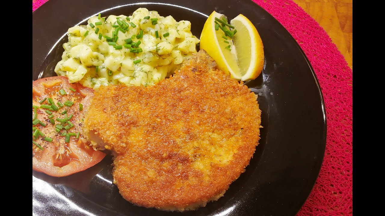Paniertes Schweinekotelett in der Pfanne zubereitet