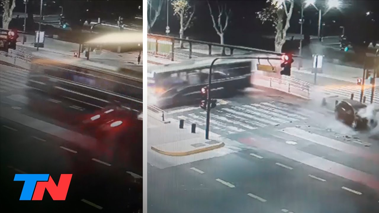 Así fue el impresionante choque en San Telmo: cruzó el semáforo en rojo y chocó a un colectivo