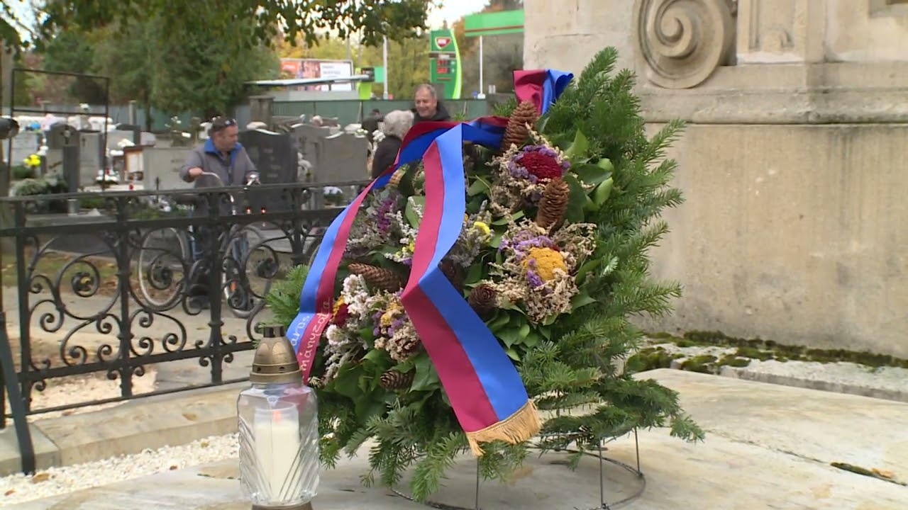 Halottak napi koszorúzás a Szent Kereszt temetőben Kapuváron.