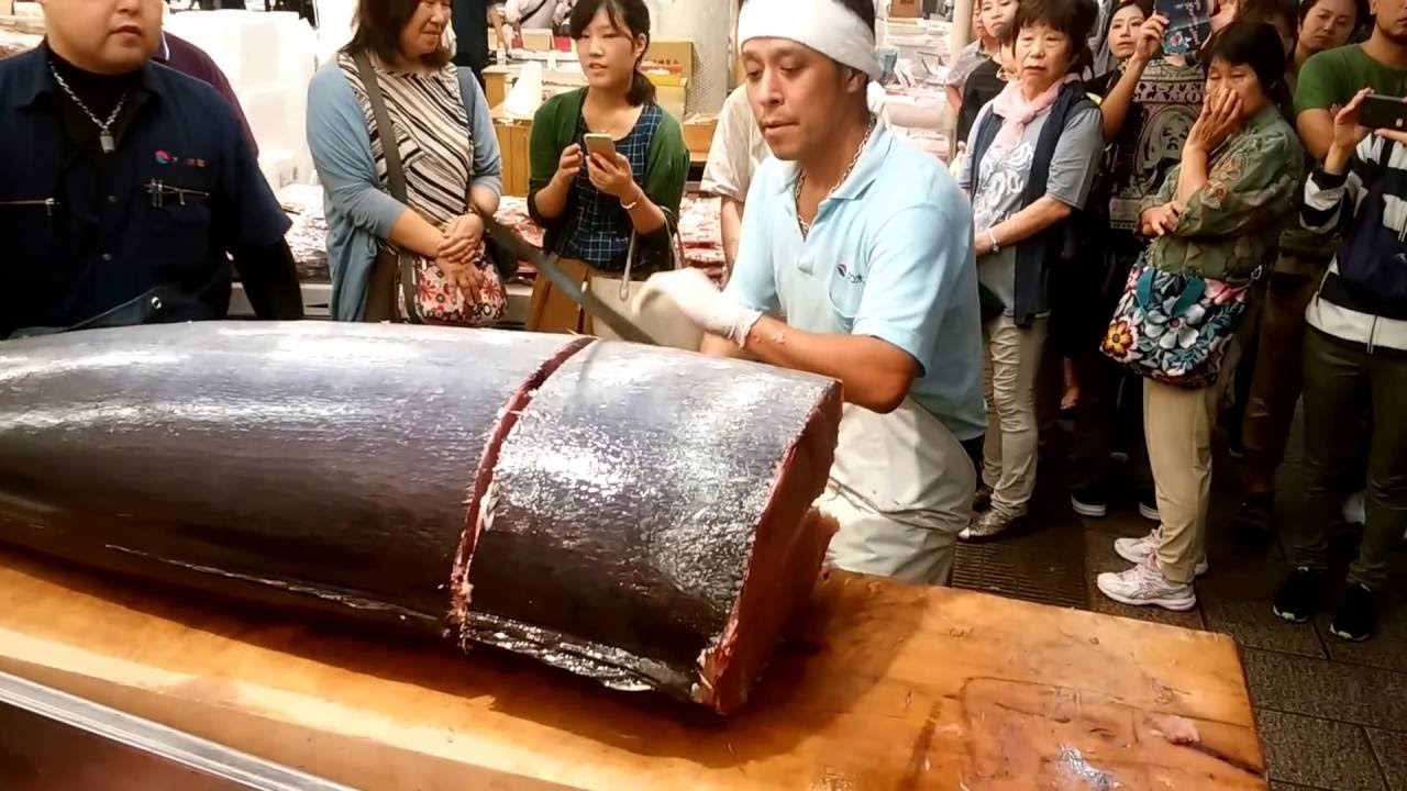 大口水産近江町カジキ解体ショー！