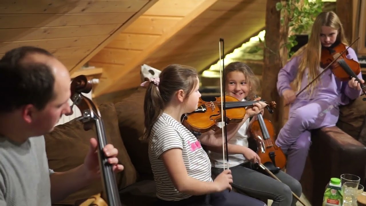 Wspólne muzykowanie Ogniska Muzyki Tradycyjnej w Suchej Beskidzkiej z Kapelą ,,Mała Ziemia Suska''