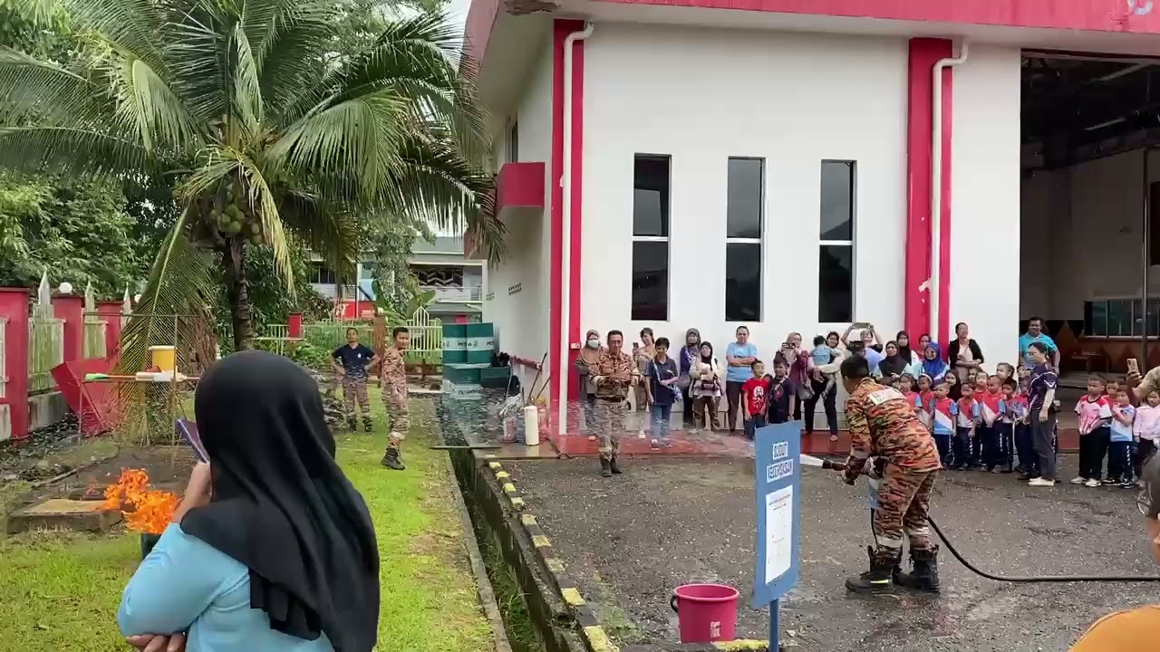 Demonstrasi memadam api (kanak-kanak) 