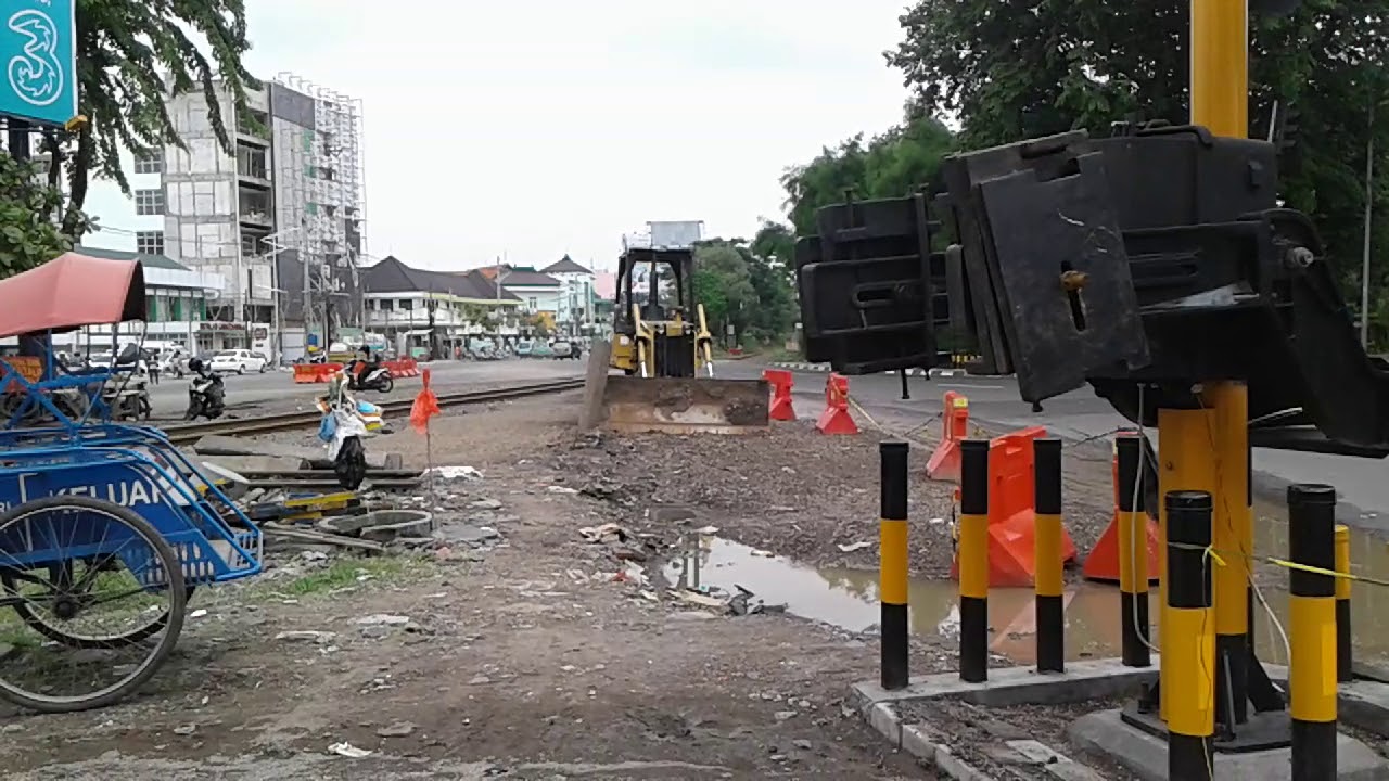 Perlintasan KA RSI Wonokromo Surabaya (sirine error)