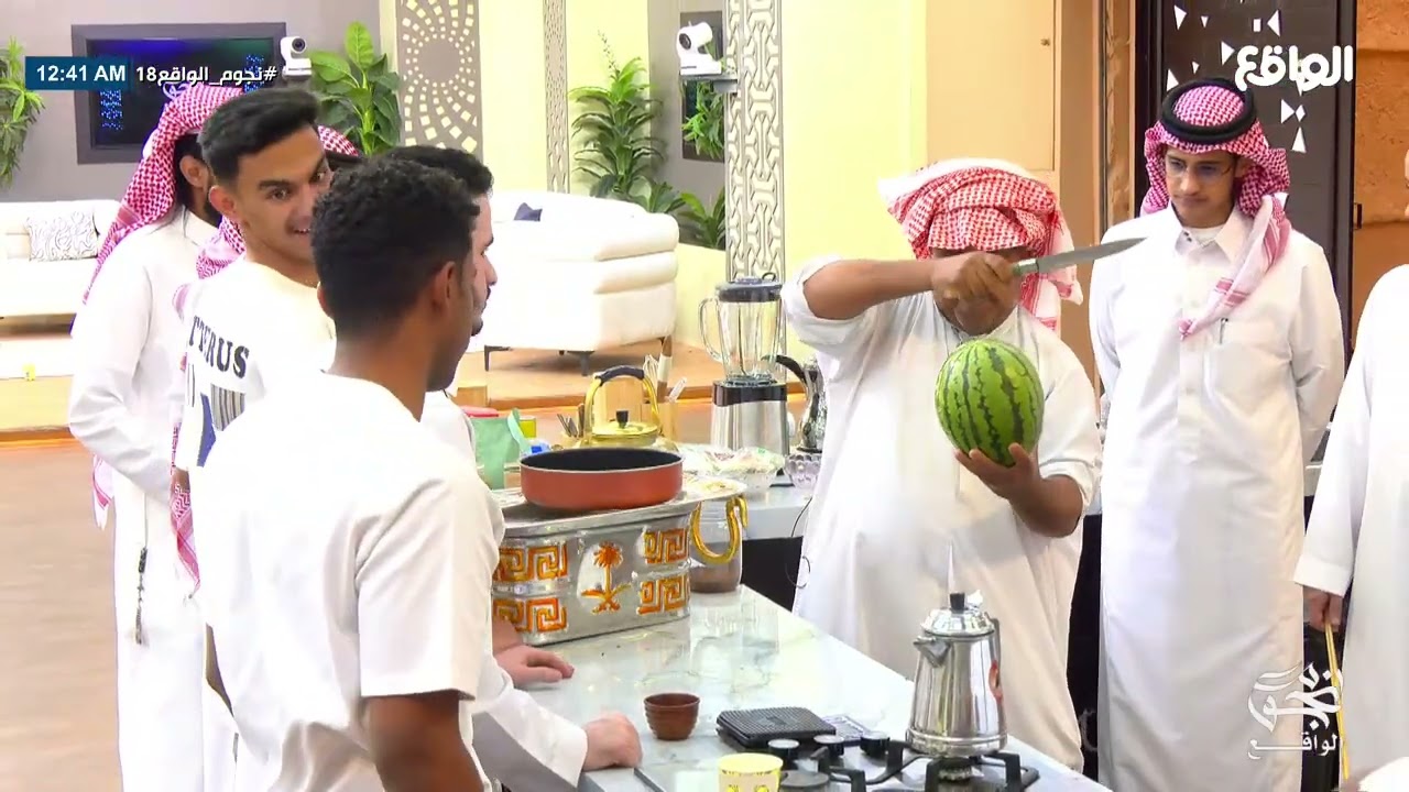 تقطيع البطيخ الحساوي مع محمد الزامل بطريقة مختلفة ! | عمر النويس #نجوم_الواقع18