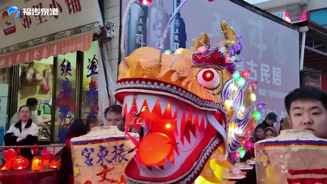 元宵之夜，樟脚古村上演非遗板凳龙灯。村民以板凳连成长龙，烛光蜿蜒穿巷，祈愿人丁兴旺、岁岁安康，再现六百多年前民俗盛景。