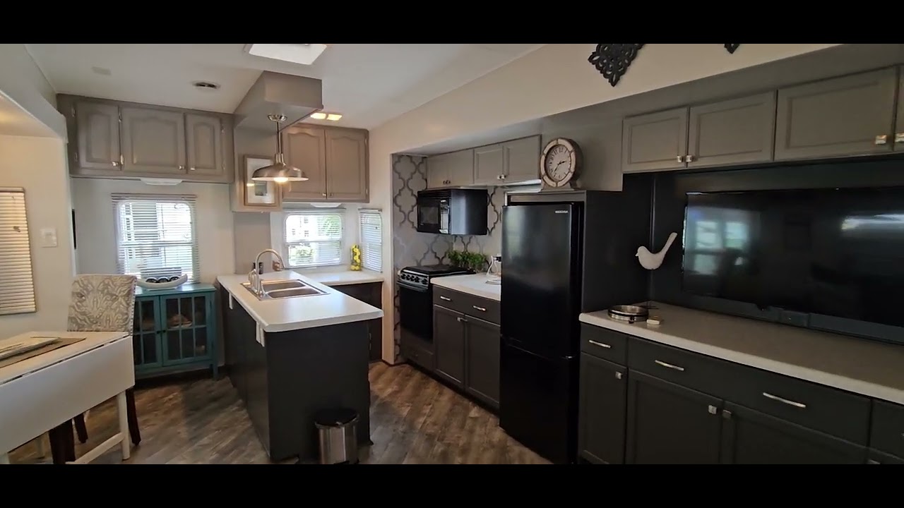SALE TURN KEY 34,900 lot rent695 1 bed 2 bath 2 living spaces 4630 McIntosh E78 Dover FL813-230-1200