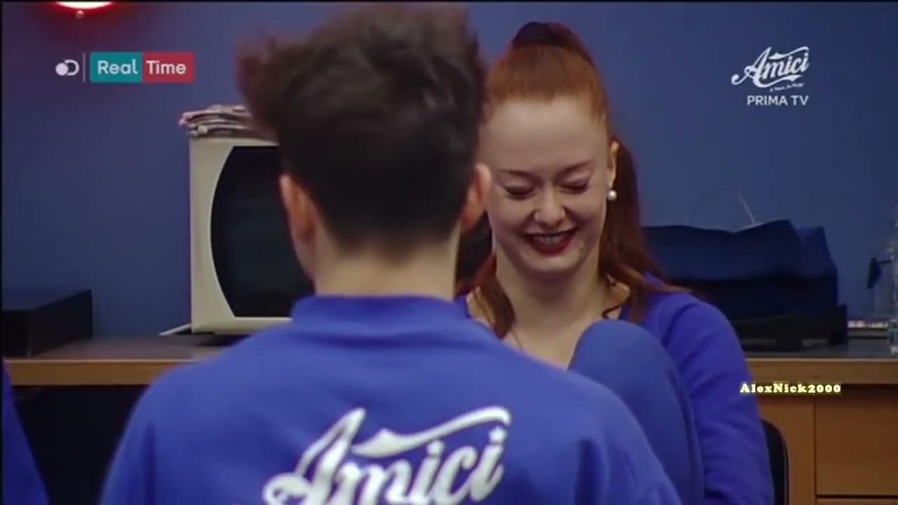 I ragazzi entrano in casetta - Amici16