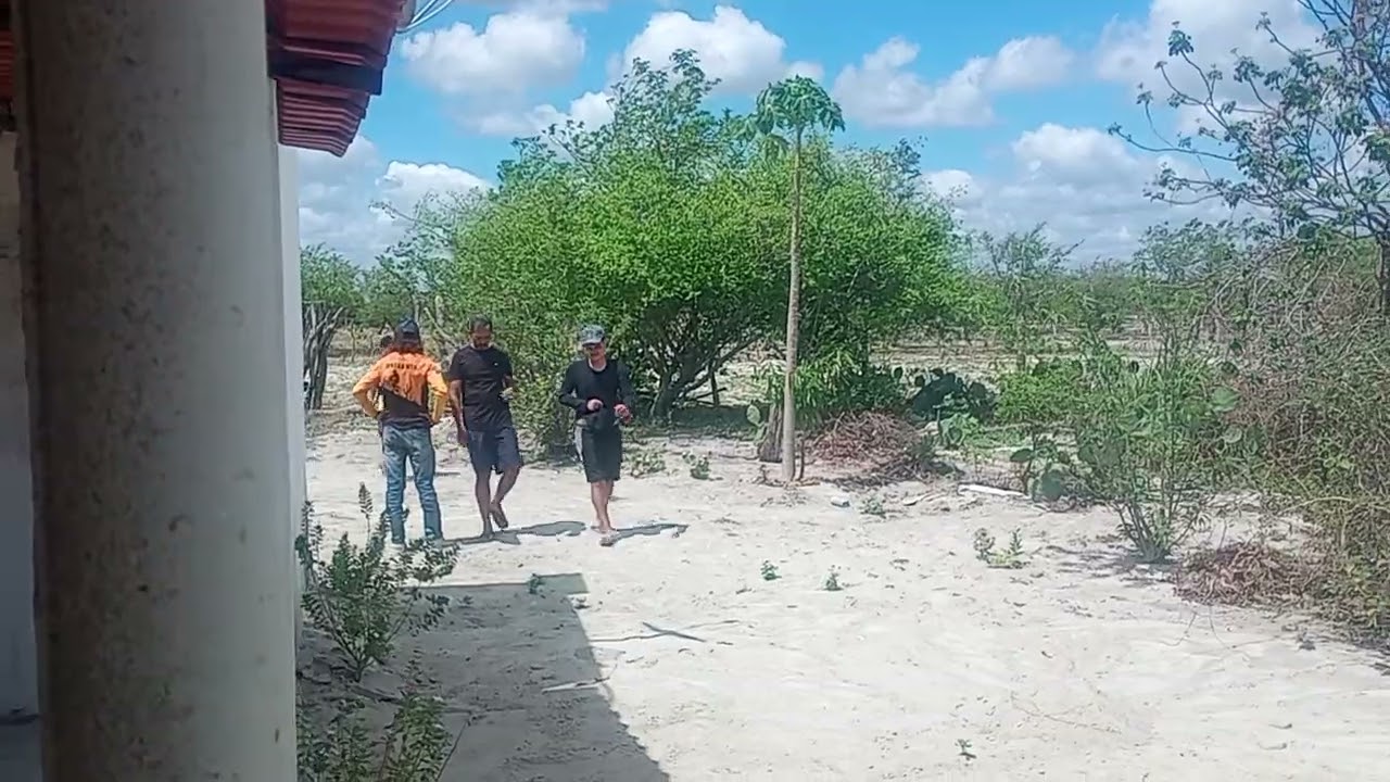 Ela quase se esborracha no chão kkkkk 